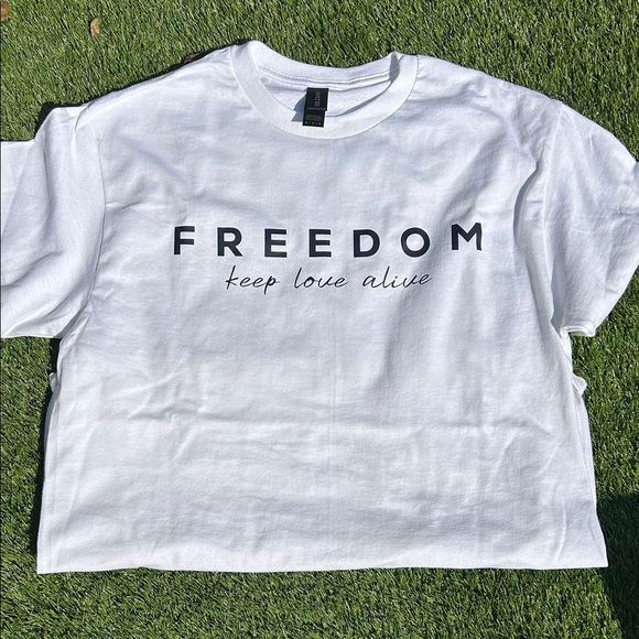 FREEDOM keep love alive T-Shirt  NWT - Picture 1 of 3